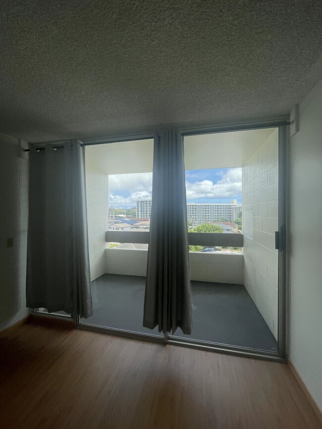 floor to ceiling glass sliding door to balcony - 1555 Pohaku St