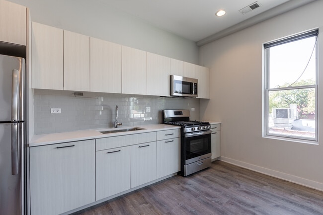 Building Photo - 2247 W Lawrence Ave