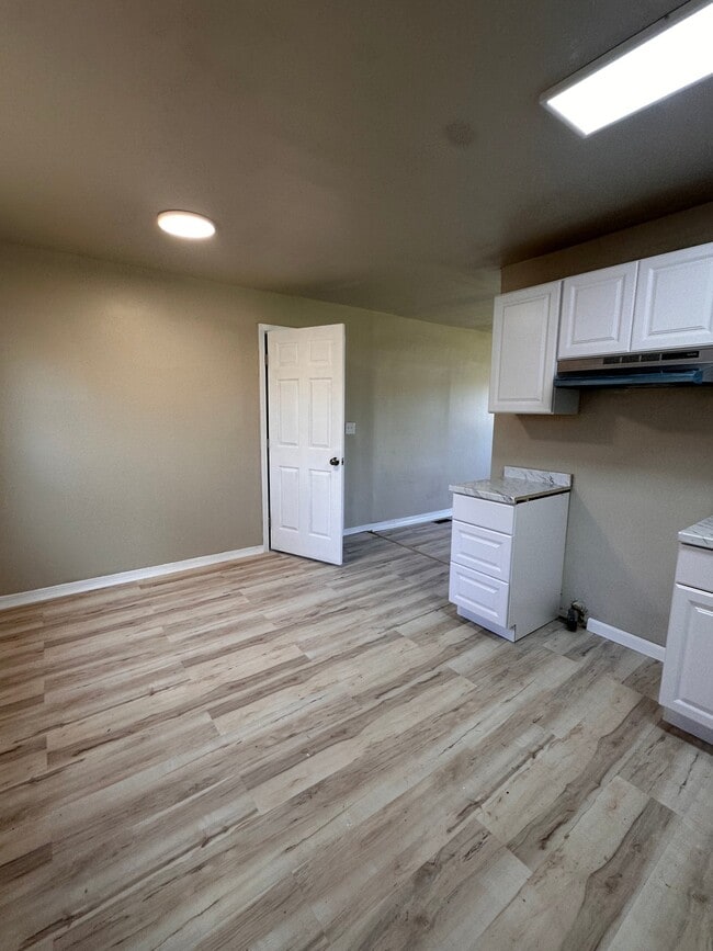 Building Photo - 4200 Narcissus Dr