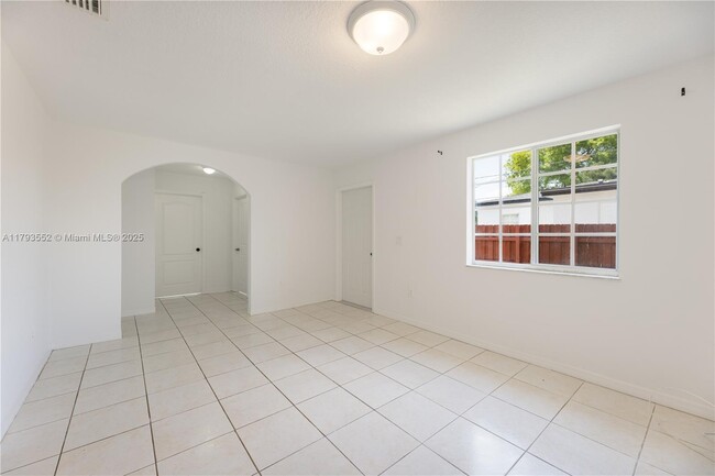 Foto del edificio - 3027 SW 24th St