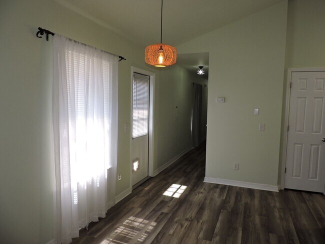 Building Photo - Easy access to beaches, shopping & downtown Pensacola!