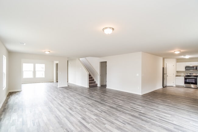 Building Photo - 4047 Lake Russell Dr