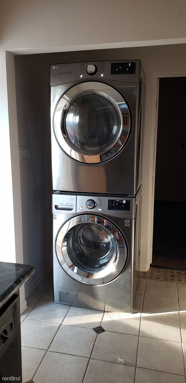 Foto del edificio - 6 br, 3 bath House - 5666 Dorothy Way 1
