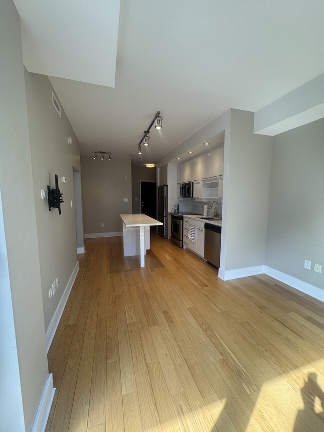 Building Photo - Modern 1 Bedroom Condo in Westboro (101 Richmond Road Unit 515)