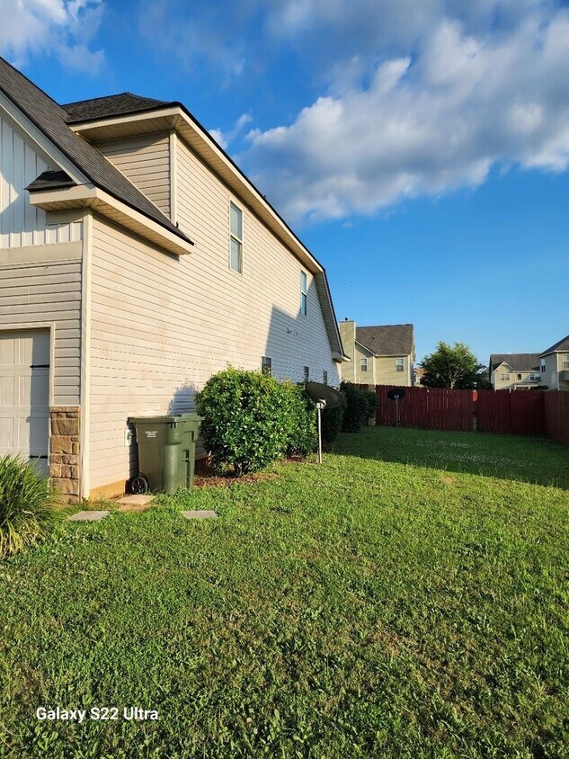 Building Photo - 5 bedroom 3.5 bath
