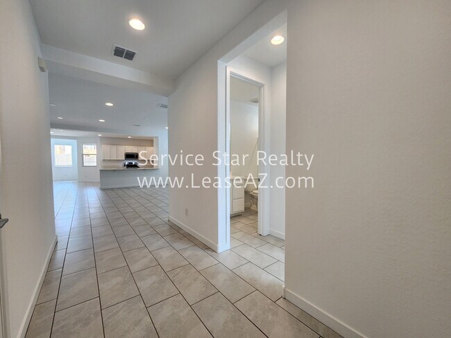 Foto del edificio - 16938 W Evergreen Rd