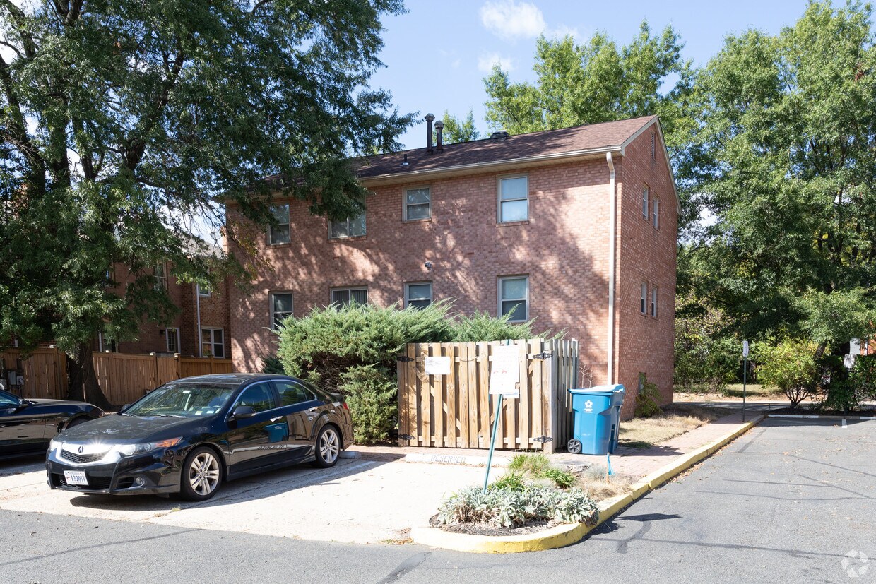 Foto del edificio - 4510 Washington Blvd