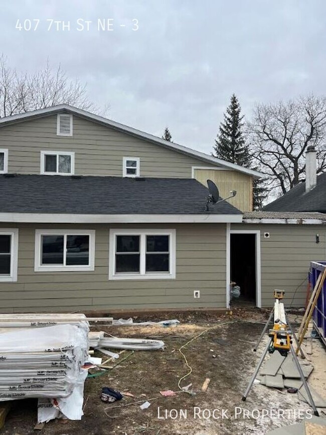 Building Photo - 407 7th St NE