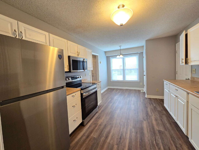 Building Photo - 1729 Crestview Dr