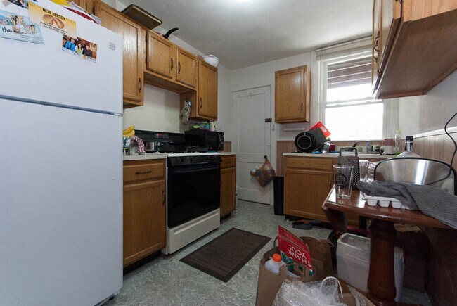 Building Photo - NO FEE!!  GREAT DEAL!!!!  2 BED ALONG THE B-LINE AVAILABLE JUNE 1ST!