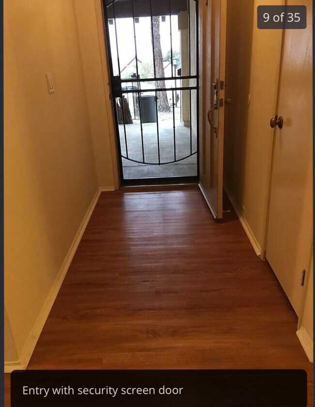 Entrada con puerta de seguridad con mosquitera - 10431 Santana St