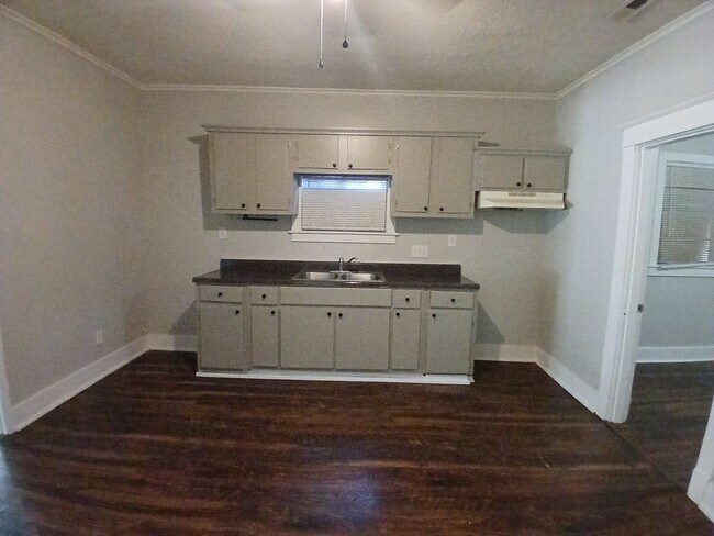 Foto del edificio - Charming 3 Bedroom 1 Bath | Open to Section 8