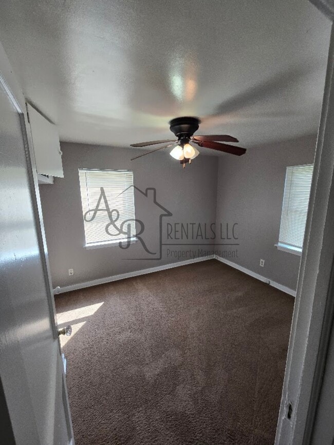 Building Photo - 405 Fieldcrest Dr