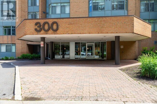 Photo du bâtiment - 300 Webb Dr