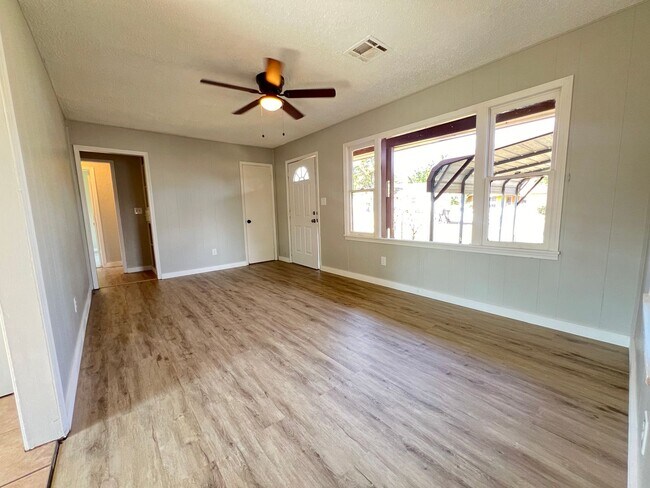 Photo - ?Cute Home near I-44?