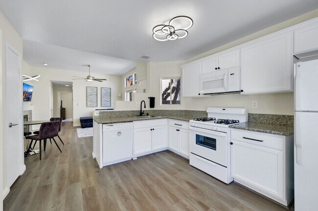 Foto del edificio - Fully Furnished 2 bedroom Townhome