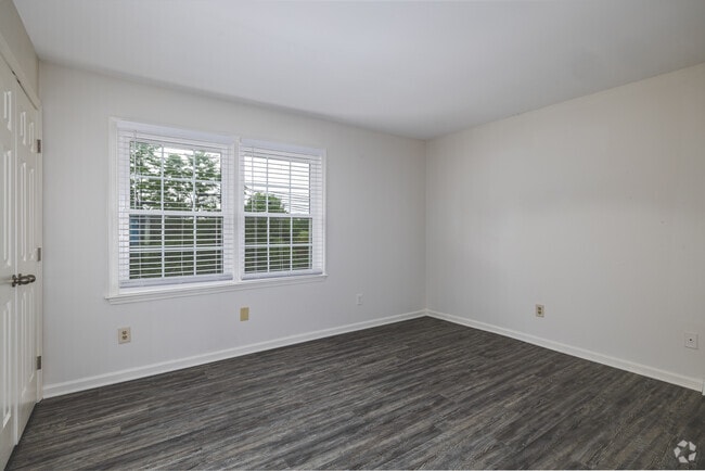 2BR, 2BA - 1,100SF - Primary Bedroom - 155-189 S Eagle Creek Dr