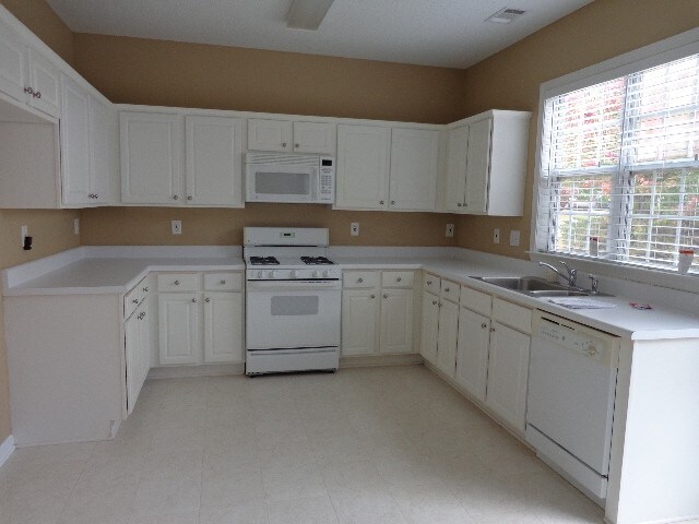 Building Photo - 4615 Ridgefair Dr
