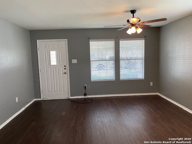 Foto del edificio - Great Floor Plan ~ Great Location ~ Lots o...