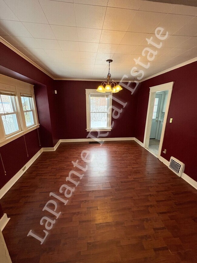 Foto del edificio - Charming 3-Bedroom Home in Central Toledo – Spacious Layout & Convenient Location