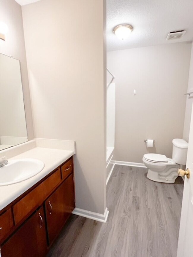Foto del edificio - 2 Bedroom 1.5 Bathroom Townhome!!!