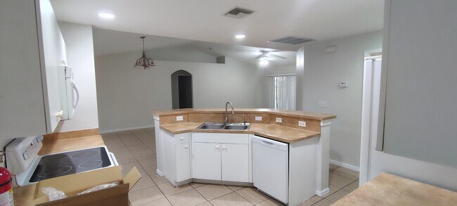 Building Photo - 1624 Kismet Pky E