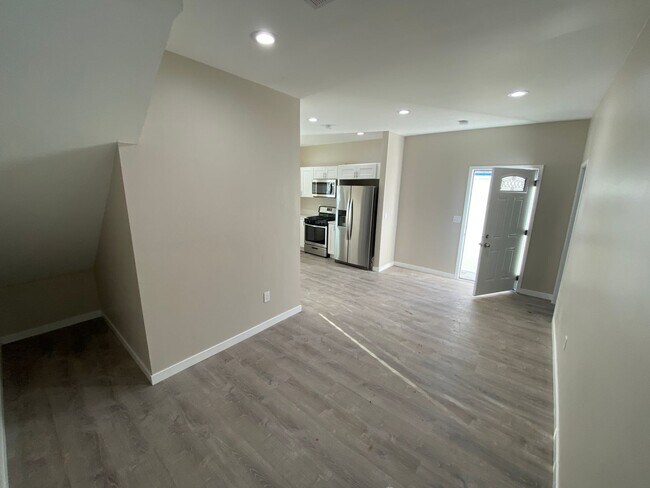 Foto del edificio - 4BD/2BA with a Balcony!