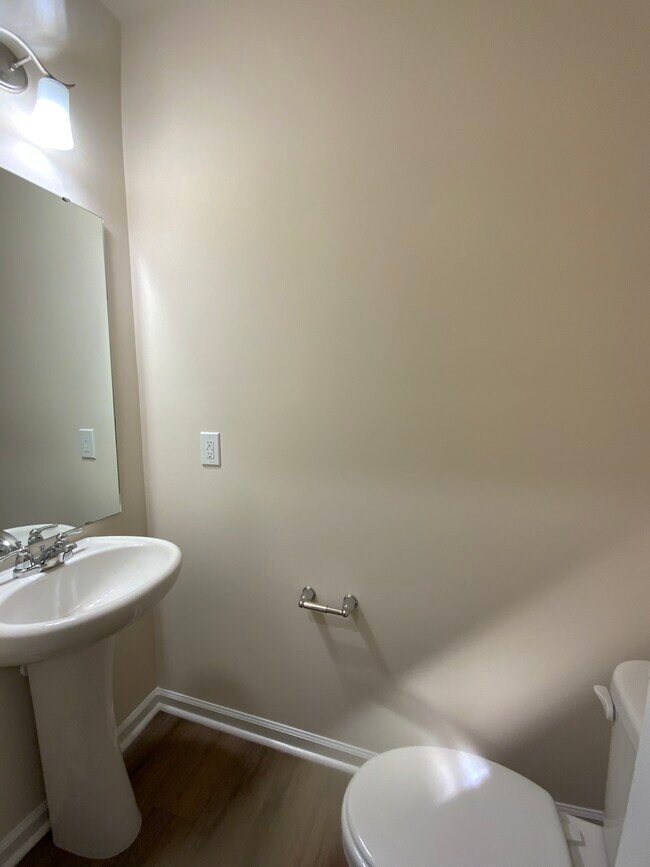 Foto del edificio - 844 Falls Grove Trl