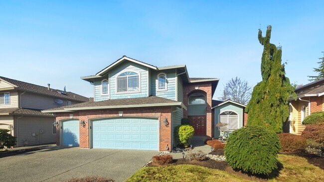 Foto del edificio - Spacious Updated 4 Bedroom Home with 3 Car Garage