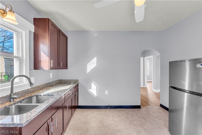 Building Photo - 9520 S Highland Ave