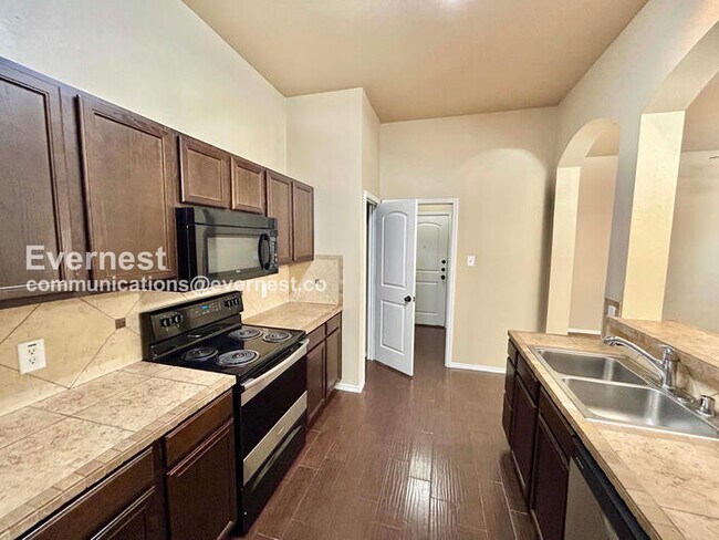 Building Photo - 3 Bed, 2 Bath Home with Fenced Yard & Garage / Pet-Friendly / Available Now!