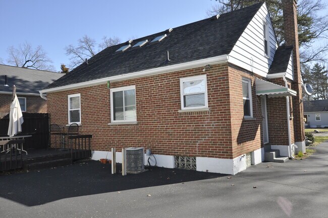 Building Photo - 8901 Summit Ave