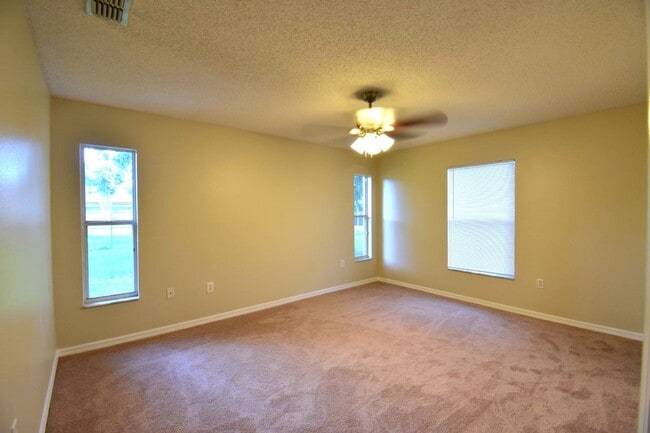 Building Photo - Spacious 3 Bedroom 2 Bath