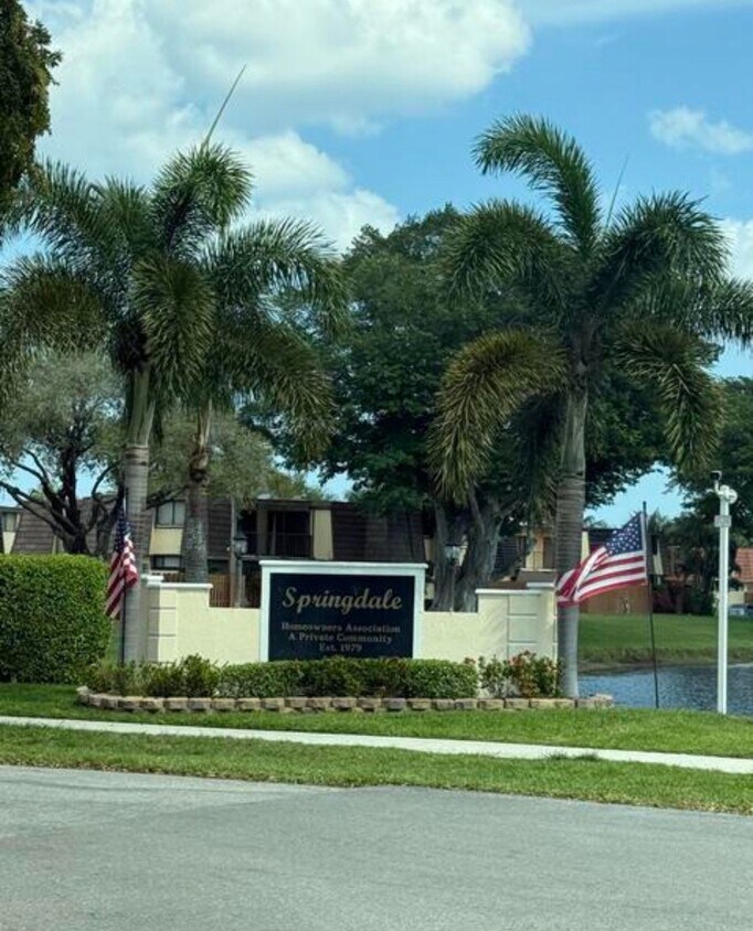 Foto del edificio - 804 Springdale Cir