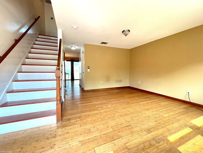 Foto del edificio - 246 Woodford Ave