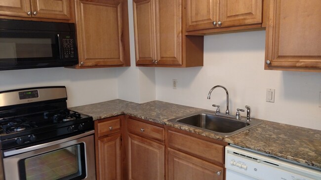 Building Photo - Great First Floor Duplex in Squirrel Hill!