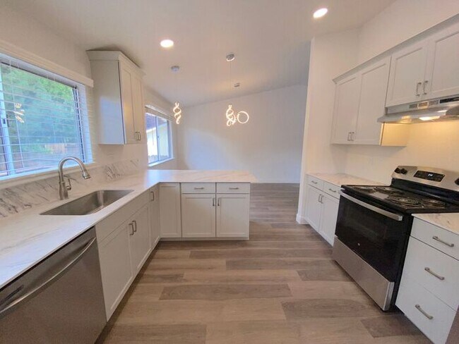 Building Photo - Modern 4 Bedroom, 3 Bath House - Near Died...