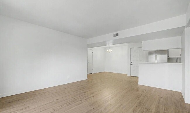 Building Photo - 540 N May