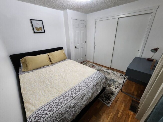 Foto del edificio - Charming 2 Bedroom 1 Bathroom Lower Unit D...