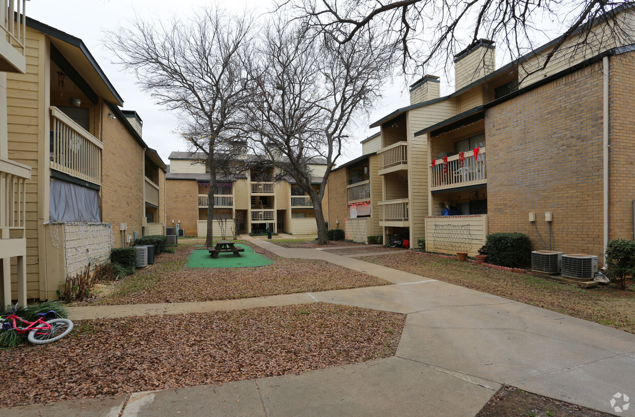 Building Photo - Carriage Park