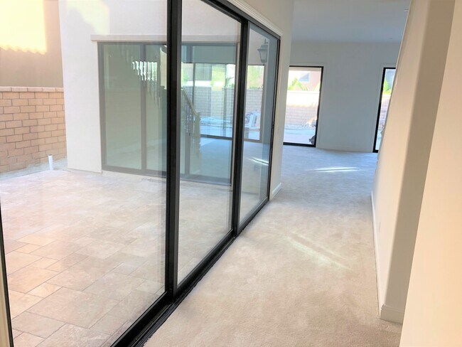 Building Photo - Amazing 5 bedroom home located in desirabl...
