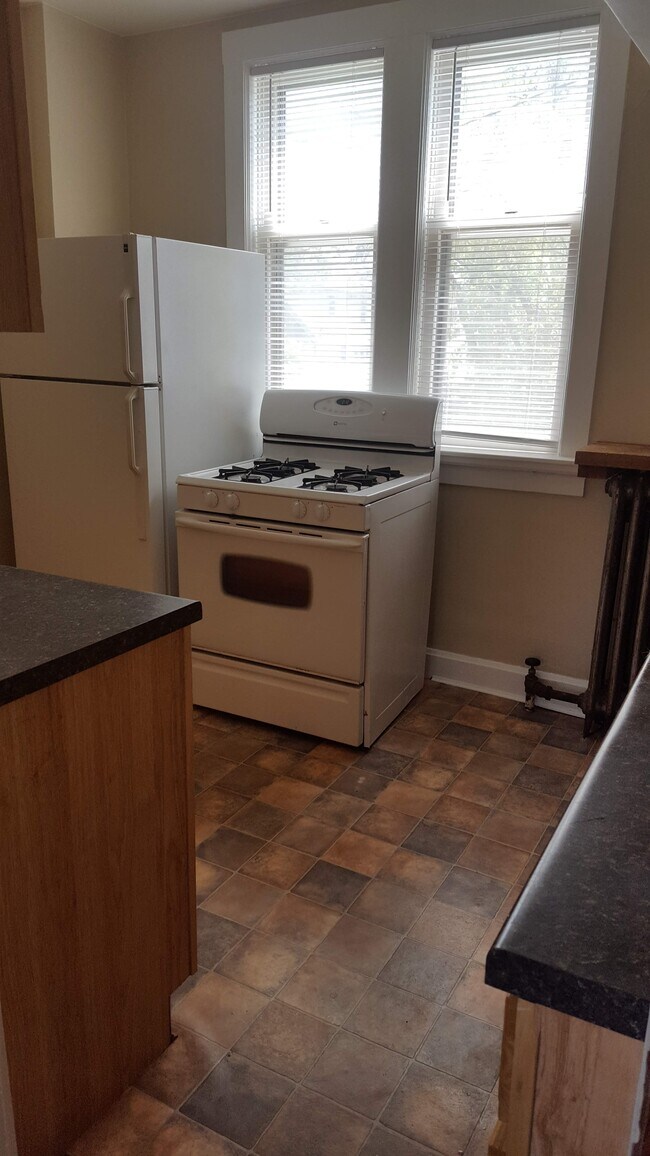 Kitchen - 705 N 19th Ave E