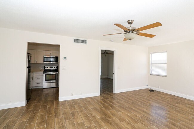 Building Photo - 2102 Alamanda Dr