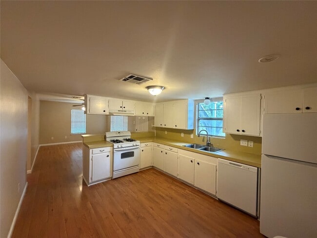 Foto del edificio - 5910 Woodview Dr