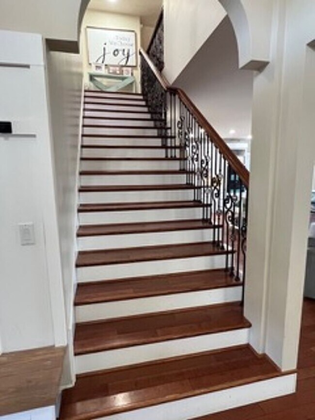 Building Photo - Very Spacious 6 bedroom home with amazing ...