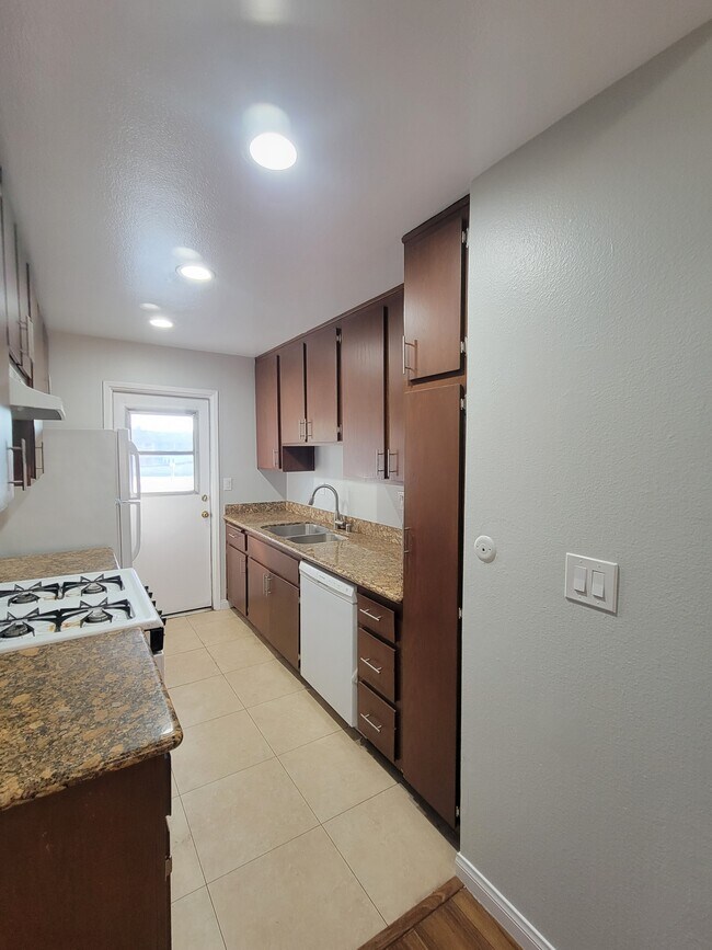 Foto del edificio - 1051 Dawson Ave