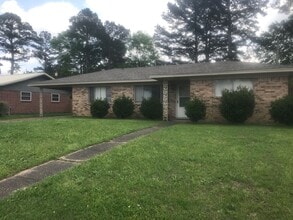 Building Photo - 502 Magnolia St