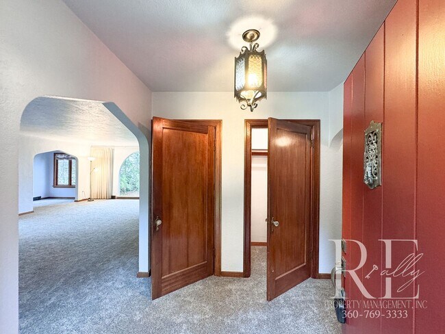 Foto del edificio - Waterfront Tudor | Private, Vintage Charm with Casita