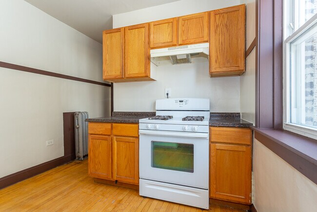 Foto del edificio - 2436 N Leclaire Ave
