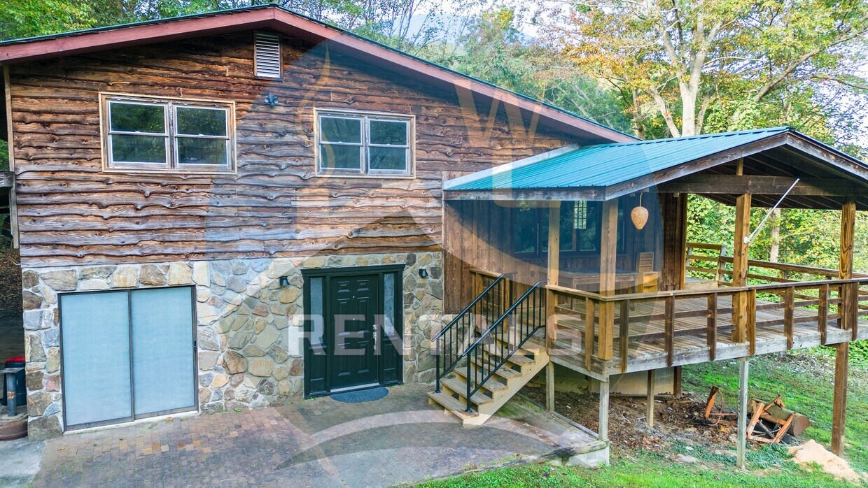 Foto principal - Beautifully remodeled 4 bedroom 2 bath home in Sylva available for year-long lease $2000 a month